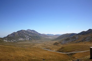 Campo Imperatore 'un panoramik manzarası, İtalya' daki Gran sasso dağının eteklerinde.