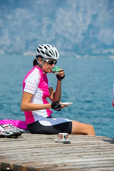 Pausa caffè in bicicletta al lago di garda — Foto Stock