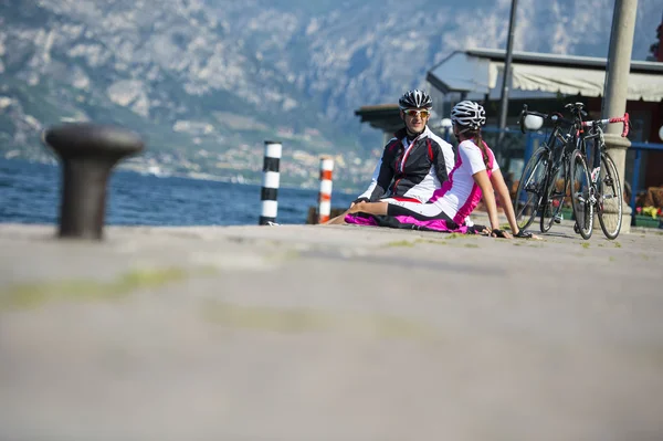 Conversazione in bicicletta al lago — Foto Stock