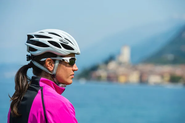 Bicicletta ragazza ritratto - donna con casco bici — Foto Stock