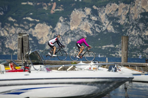 Acabado en el lago con bicicleta - garda trentino italia —  Fotos de Stock