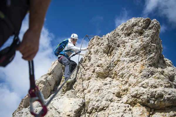 Opslaan klimmen in de bergen - alpine klim — Stockfoto