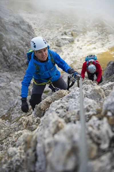 Via ferrata klimmen - alpin bergbeklimmen — Stockfoto