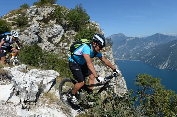 Mountain bike sul lago di garda — Foto Stock