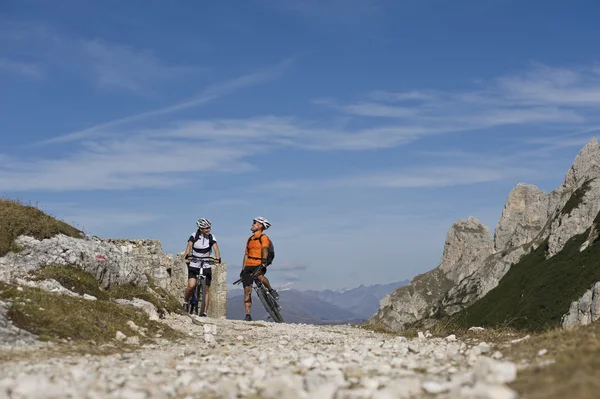 Dolomitlerde yürüyüş. — Stok fotoğraf