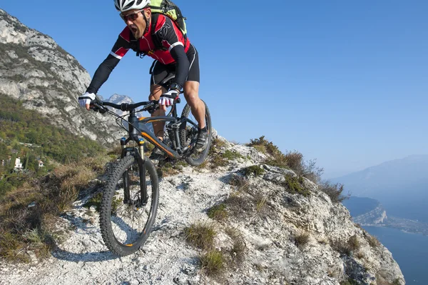 Mountainbiker overbalance — Stock Photo, Image