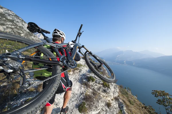 Mountainbiker nést jeho kolo - horská — Stock fotografie