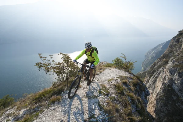 Ciclismo de montaña sobre el lago Garda — Foto de Stock