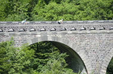 iki yol bisikletçileri arasında bir köprü