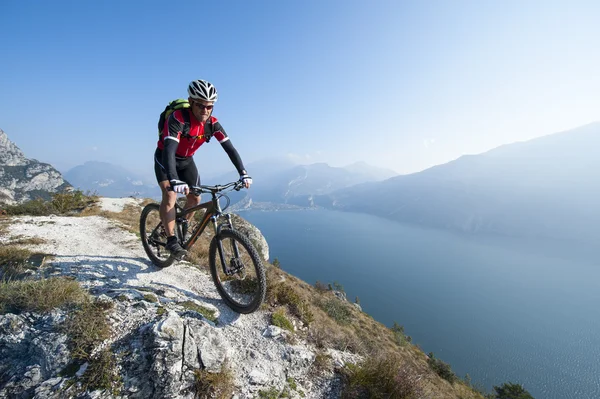 Mountainbiking over the lake garda — Stock Photo, Image