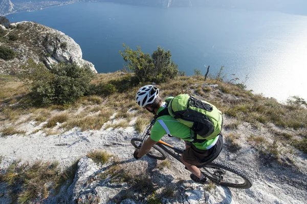 Гірський велосипед спуск пригоди Гарда озеро — стокове фото