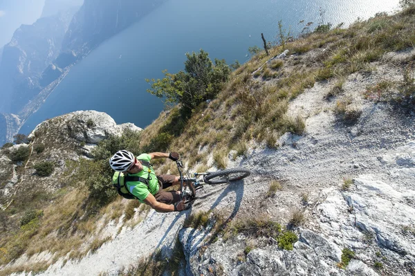 Mountainbike dobrodružství - jezero garda — Stock fotografie