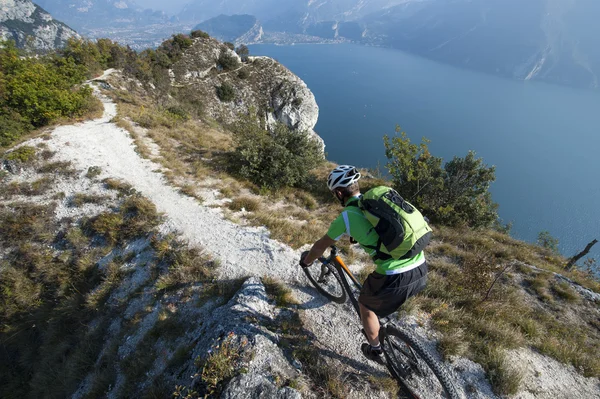 Гірський велосипед пригоди Гарда озеро — стокове фото