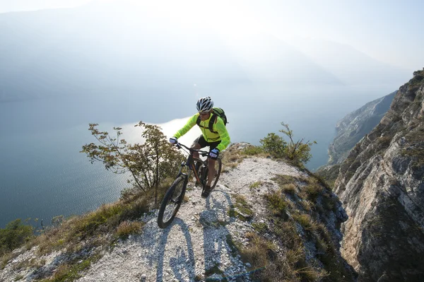 가 르다 호수에 mountainbiking — 스톡 사진