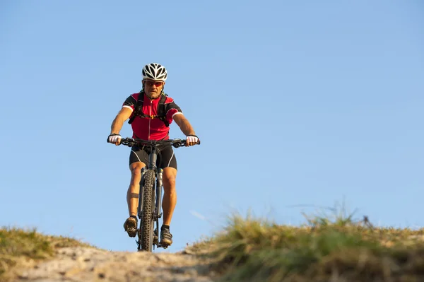 On the mountainway with bike - mountainbiker to go down — Stock Photo, Image