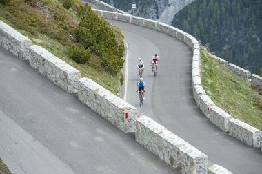 Arkadaş grubu yol döngüleri