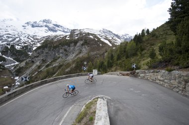 yokuş aşağı yol Bisiklete binme peşinde