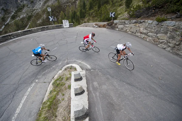 Grupo de ciclismo de carretera cuesta arriba - bicicleta de carretera cuesta arriba — Foto de Stock