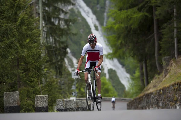 Hombre carretera ciclismo cuesta arriba — Foto de Stock