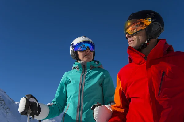 Alpineskiën toeristische — Stockfoto