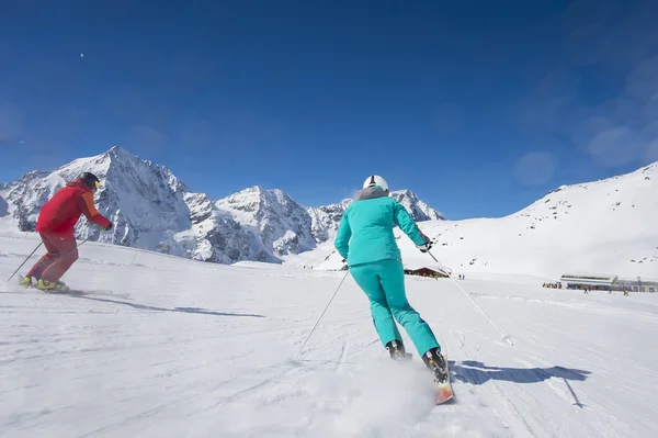 Σκι στο skirun στις Άλπεις - παρασκευασμένα πίστα και ηλιόλουστη ημέρα — Φωτογραφία Αρχείου