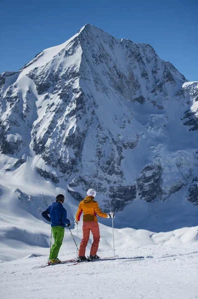 스키 활강 시작-초상화에 대 한 대기 — 스톡 사진