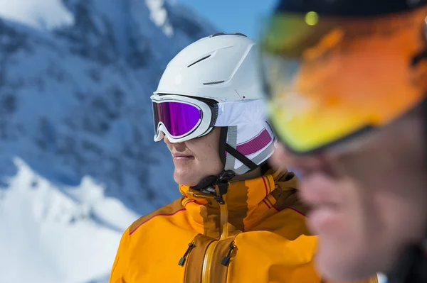 Kadın Kayak yüz kask ile kış — Stok fotoğraf