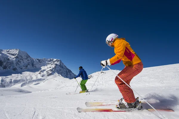 Esquí alpino en las montañas de los Alpes — Foto de Stock