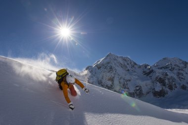 dağlarda kış kayak yaparken kaza