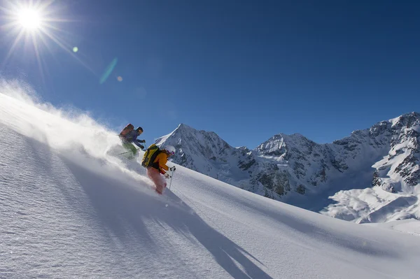 Skitouring cuesta abajo - esquí en polvo —  Fotos de Stock