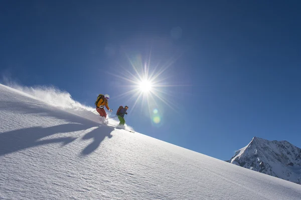 Abfahrtsski im Pulverschnee — Stockfoto