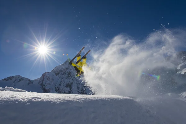 Vrije stijl skiën - ski cross - acrobat in actie — Stockfoto