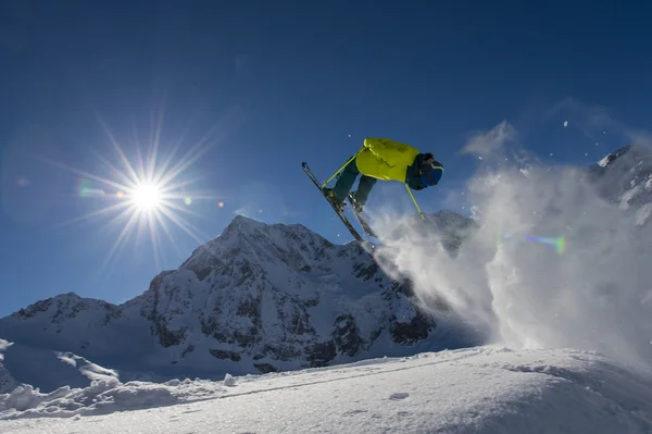 Gratis ritje sneeuw springen — Stockfoto