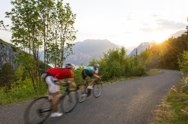 gün batımı için bulanık hareket ile roadcycling