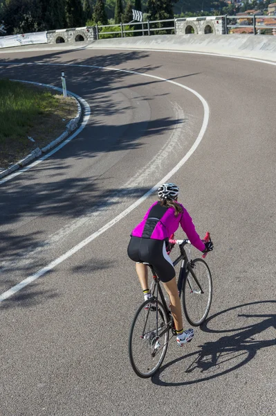 Descending by road cycle in a curve — Stock Photo, Image