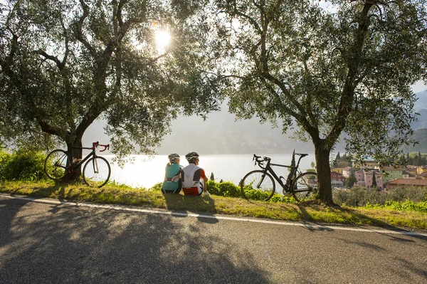 Przerwie rower przez wschód słońca nad jeziorem garda (Włochy) — Zdjęcie stockowe