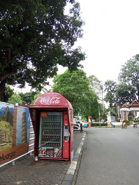 Jacarta Indonésia Dezembro 2020 Máquina Venda Automática Cola Abandonada Quebrada — Fotografia de Stock
