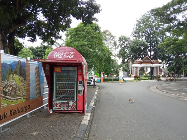 Jakarta Indonesia Desember 2020 Meninggalkan Dan Merusak Mesin Penjual Coca — Stok Foto