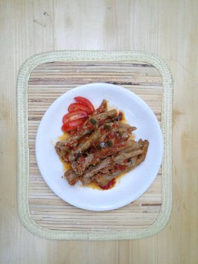 Düz Yat, Ceker Pedas veya Baharatlı Tavuk Ayağı