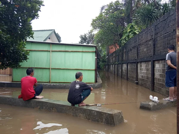 February 2021 Men Fishing Flooding Small Street Front House Condet — Stock Photo, Image