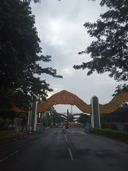 4月2021 インドネシア 東ジャカルタ ゲート1またはタマンミニインドネシアインド Tmii 商工会議所Covid その領域の周りの一部の人々と — ストック写真