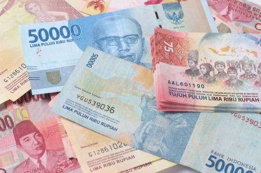 Rastgele Düzenleme Fotoğraf Rupiah Kağıt Para, 10000, 50000, 100000 ve 75.000 Beyaz Arkaplanda