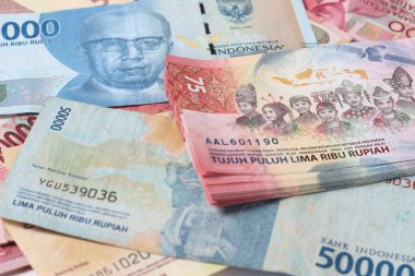 Rastgele Düzenleme Fotoğraf Rupiah Kağıt Para, 10000, 50000, 100000 ve 75.000 Beyaz Arkaplanda