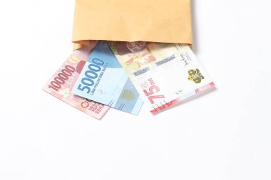 Rastgele Yerleşim Fotoğraf Rupiah Kağıt Para, 10000, 50000, 100000 ve 75.000 Beyaz Arkaplanda Kahverengi Zarf