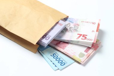 Rastgele Yerleşim Fotoğraf Rupiah Kağıt Para, 10000, 50000, 100000 ve 75.000 Beyaz Arkaplanda Kahverengi Zarf