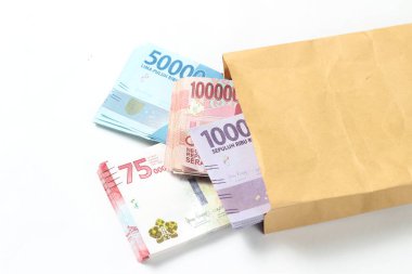 Rastgele Yerleşim Fotoğraf Rupiah Kağıt Para, 10000, 50000, 100000 ve 75.000 Beyaz Arkaplanda Kahverengi Zarf