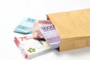 Rastgele Yerleşim Fotoğraf Rupiah Kağıt Para, 10000, 50000, 100000 ve 75.000 Beyaz Arkaplanda Kahverengi Zarf