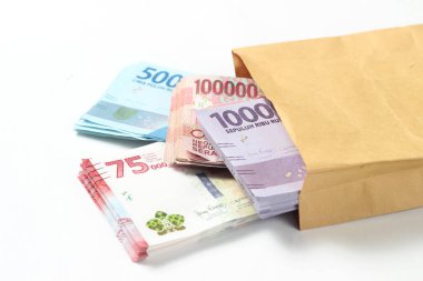 Rastgele Yerleşim Fotoğraf Rupiah Kağıt Para, 10000, 50000, 100000 ve 75.000 Beyaz Arkaplanda Kahverengi Zarf
