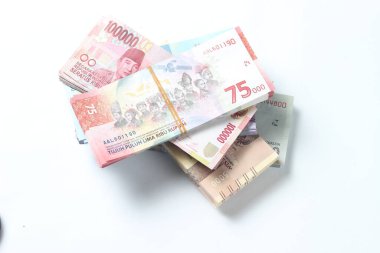Rastgele Yerleşim Fotoğraf Rupiah Kağıt Para, 10000, 50000, 100000 ve 75.000 Beyaz Arkaplanda
