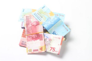 Rastgele Yerleşim Fotoğraf Rupiah Kağıt Para, 10000, 50000, 100000 ve 75.000 Beyaz Arkaplanda